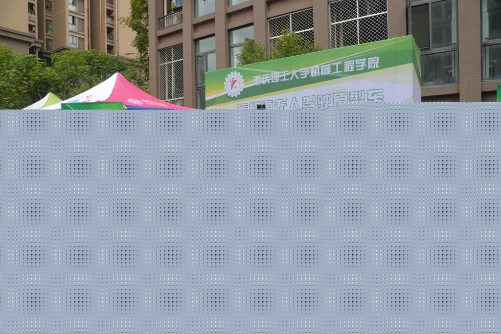 学校领导老师观看机械学院创新设计成果展