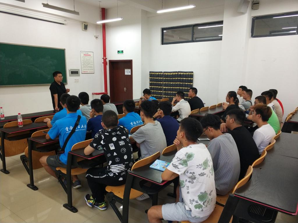 机械学院杨继森教授向我校李志雄书记作创新设计成果介绍