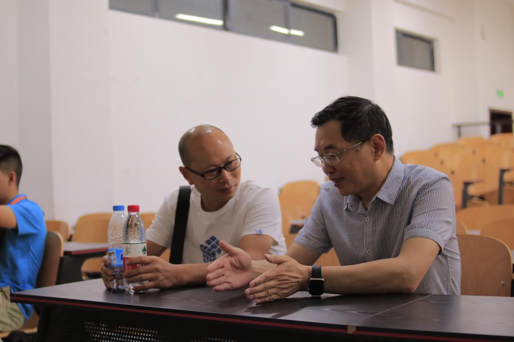 会后郭晓东院长与家长交谈