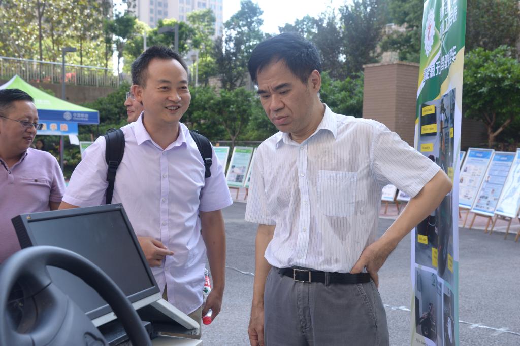 机械学院杨继森教授向我校李志雄书记作创新设计成果介绍